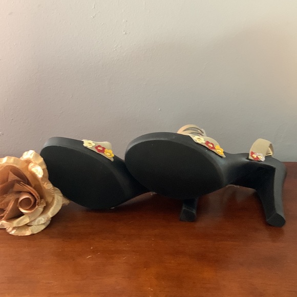 COLIN STUART Olive 3 1/2 in platforms sandals. Floral/gold stud adorned. Size 7. - Picture 4 of 4